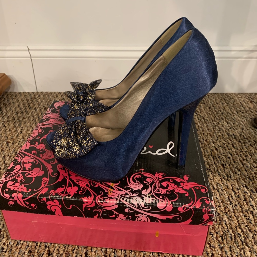 Navy and golf bow heels